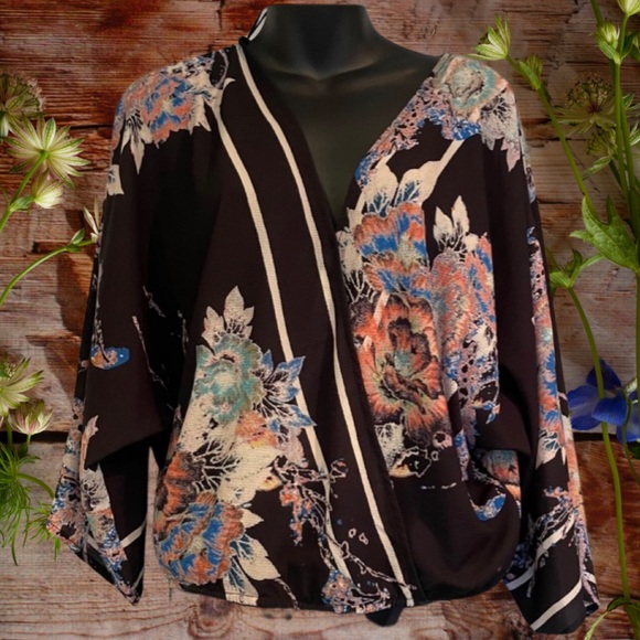 🌺Gorgeous Floral Flying Tomato Beautiful Blouse - Picture 5 of 9